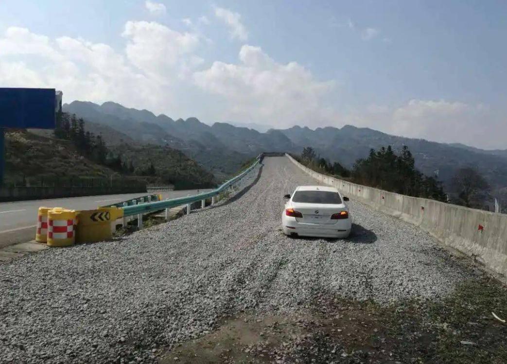 自动挡高速刹车失灵怎么解决,自动挡刹车失灵怎么快速刹车