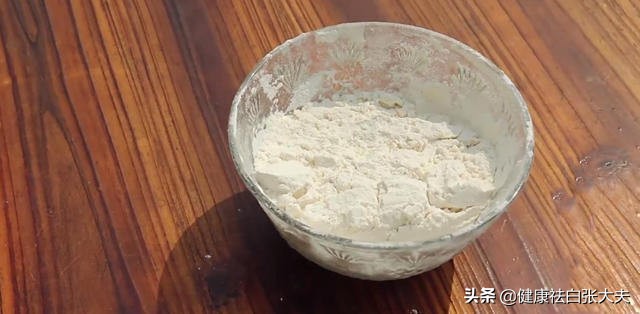 铜川23岁女子被母爱压弯腰,白癜风恶化,小郑:常回家看看