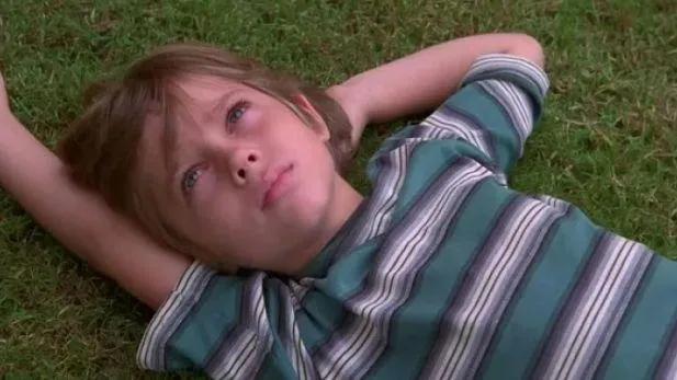 孩子爱摸枕头边,孩子爱摸胳膊睡怎么戒