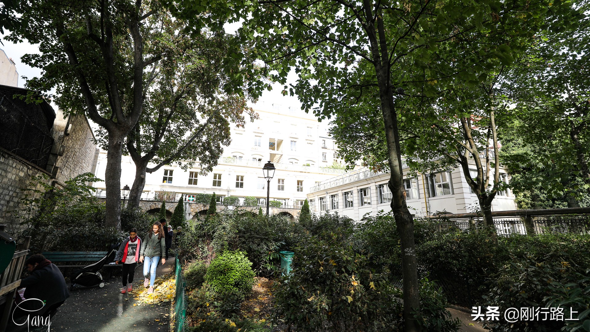 用全世界的语言说爱你的巴黎爱墙，你可曾向最爱的她表白过