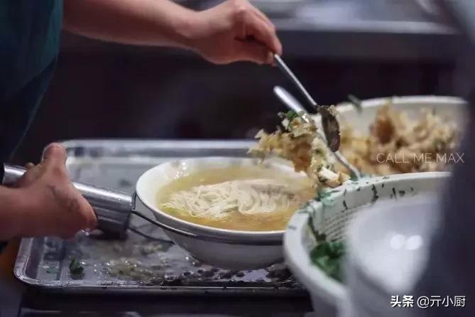 沈阳抻面鸡架视频,鸡架抻面