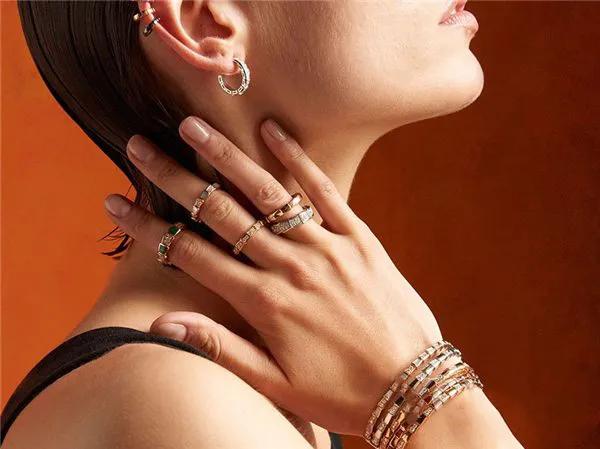 为什么女孩喜欢戴毛衣链,现在女孩子都流行戴什么项链