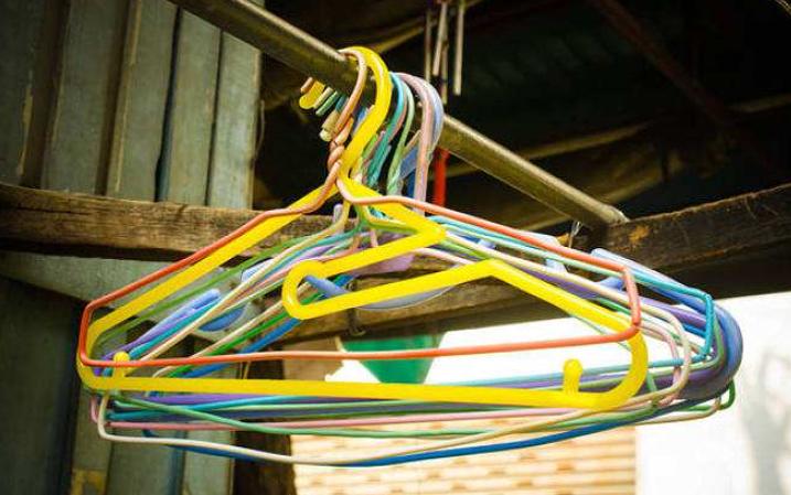 教你一招如何把旧衣架变废为宝,旧衣架别扔教你几招生活小窍门