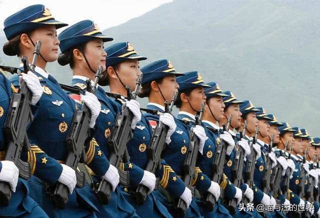 日本女兵阅兵背的包,日本女兵阅兵带什么东西