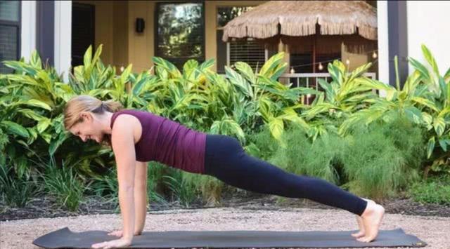 瑜伽入门动作下犬式的慢动作分解,瑜伽单腿下犬式怎么做到不翻胯