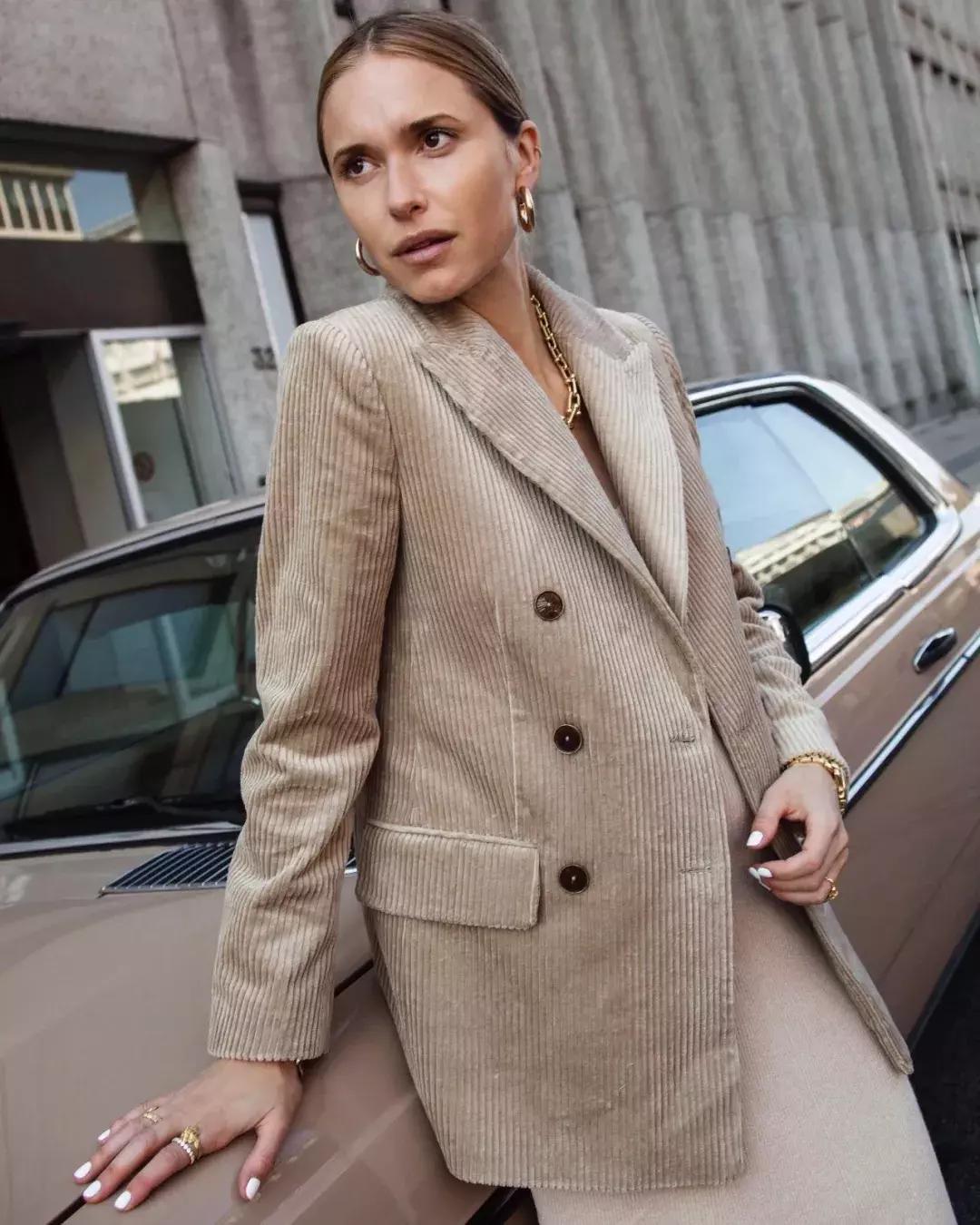 秋天穿温暖的衣服,秋冬复古灯芯绒搭配