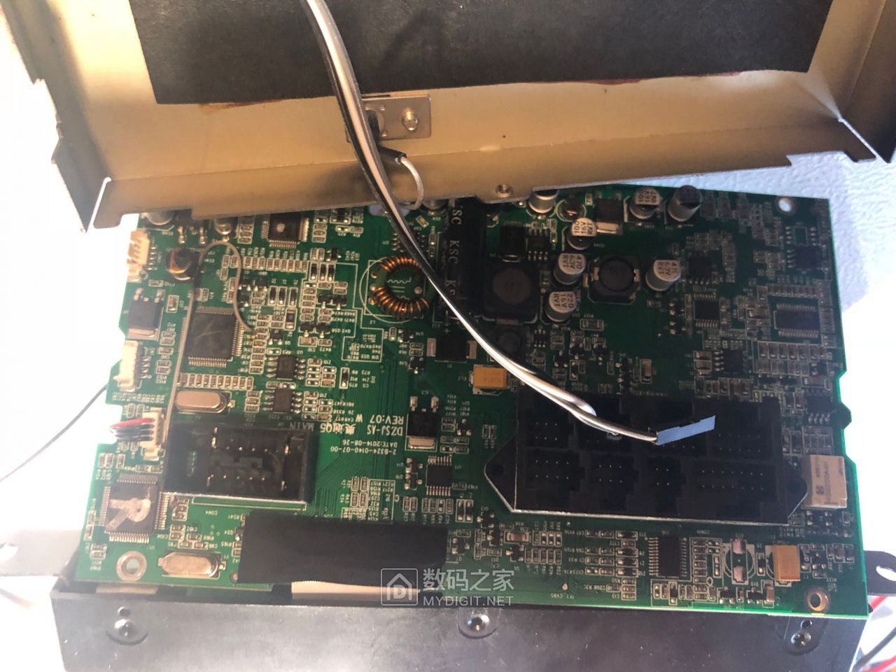 高能炫技爱折腾！奥迪Q5车机加装AV视频输入可玩游戏“坦克大战”