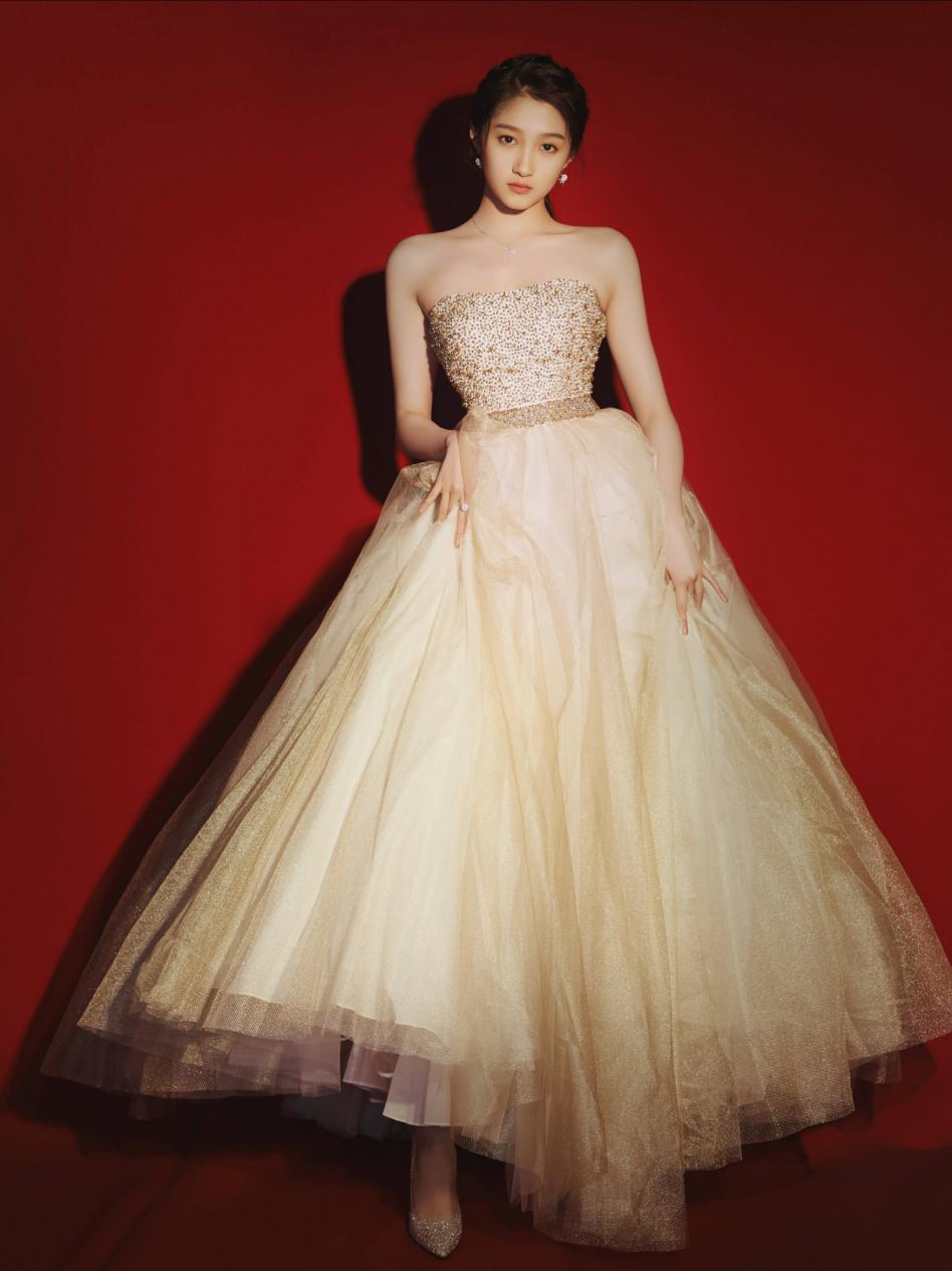 关晓彤闪光吊带裙look新鲜出炉,关晓彤黑纱裙出席活动