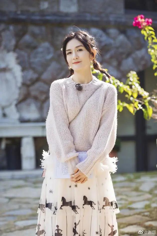 谢娜终于对“樱桃牛仔”下手了,38岁穿成18岁,90后爱了!