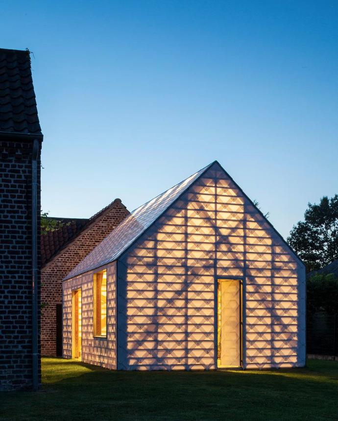 在这个冷漠的世界温暖的活着,在冷漠荒芜的世界拾出温暖