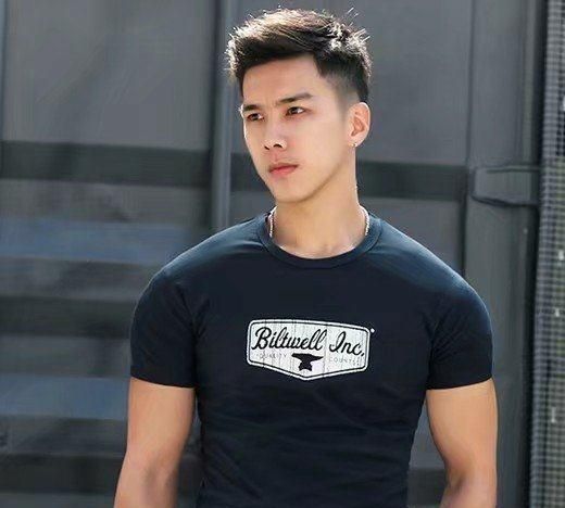 男生刘海两边往外翘怎么办,男生发质硬留什么发型