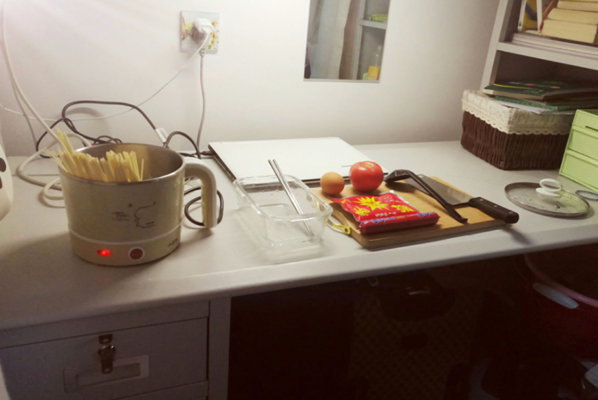 老师“突袭”查寝室，男生宿舍“禁品套装”五花八门，生活很滋润