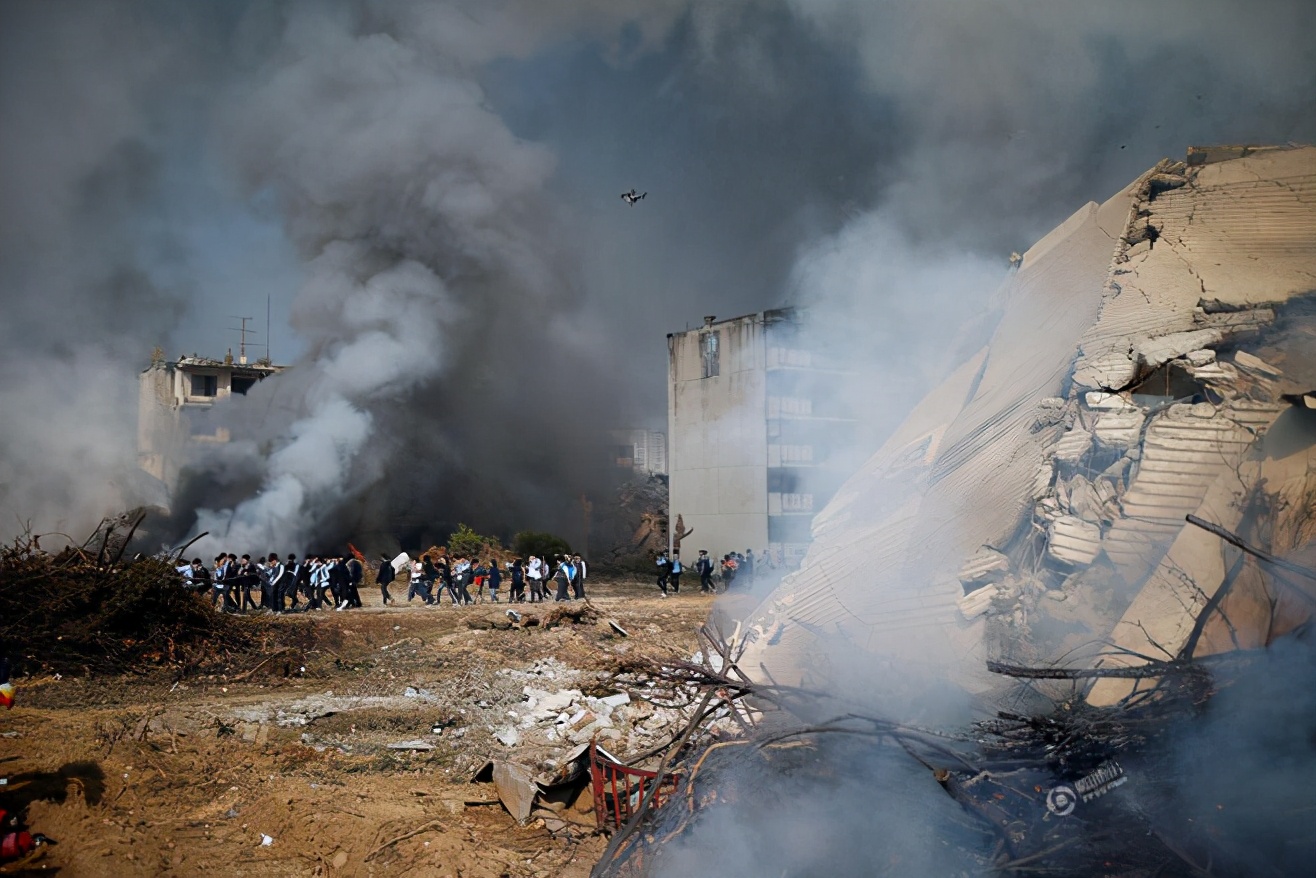 1.6米！男子上厕所*体下**被蟒蛇咬伤蛇群异常行为，暗示了什么？