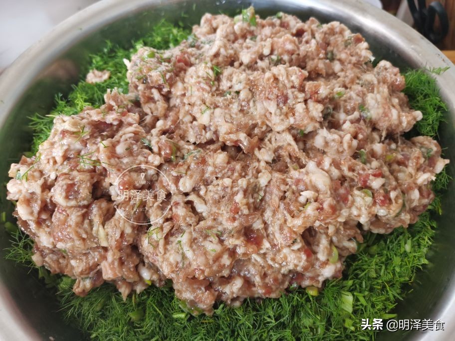 这种蔬菜很少生虫，用它做馅蒸包子，味道鲜香，我一次能吃四五个