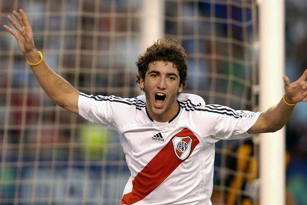 伊瓜因为什么总丢单刀,伊瓜因为什么离开五大联赛