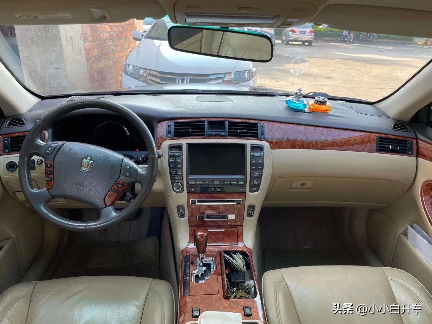 经典2014年皇冠情怀老车,05年皇冠3.0还值得入手吗