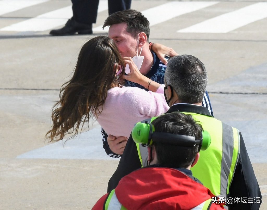 梅西亲吻大力神杯全场沸腾,梅西三个儿子帮梅西颁进金球奖