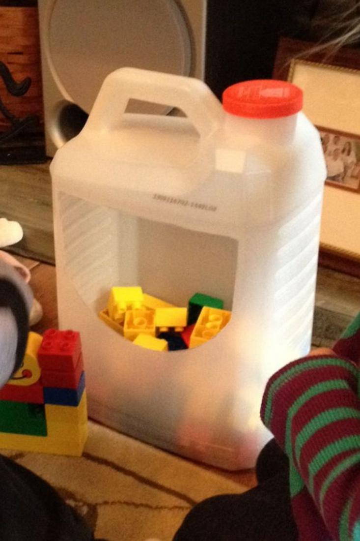 攒了40个塑料桶列成一摞，一格一格当储物柜用，没想到在小区火了