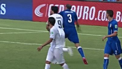 兽性发作！曼联外租门将咬伤对方肩膀遭禁赛6场，苏亚雷斯附体？