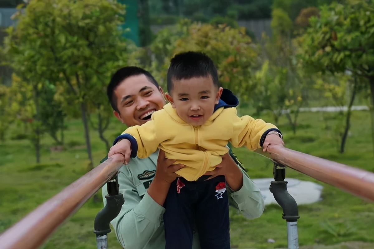 孩子到派出所写作业,小孩儿们去派出所里写作业