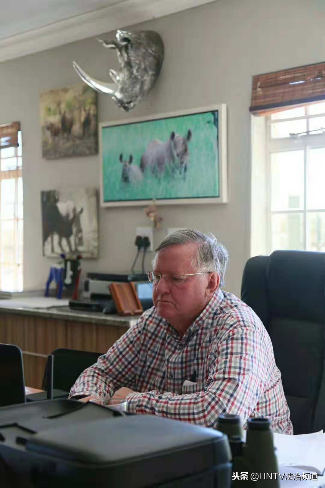 南非富翁饲养野生犀牛，取犀牛角合法买卖