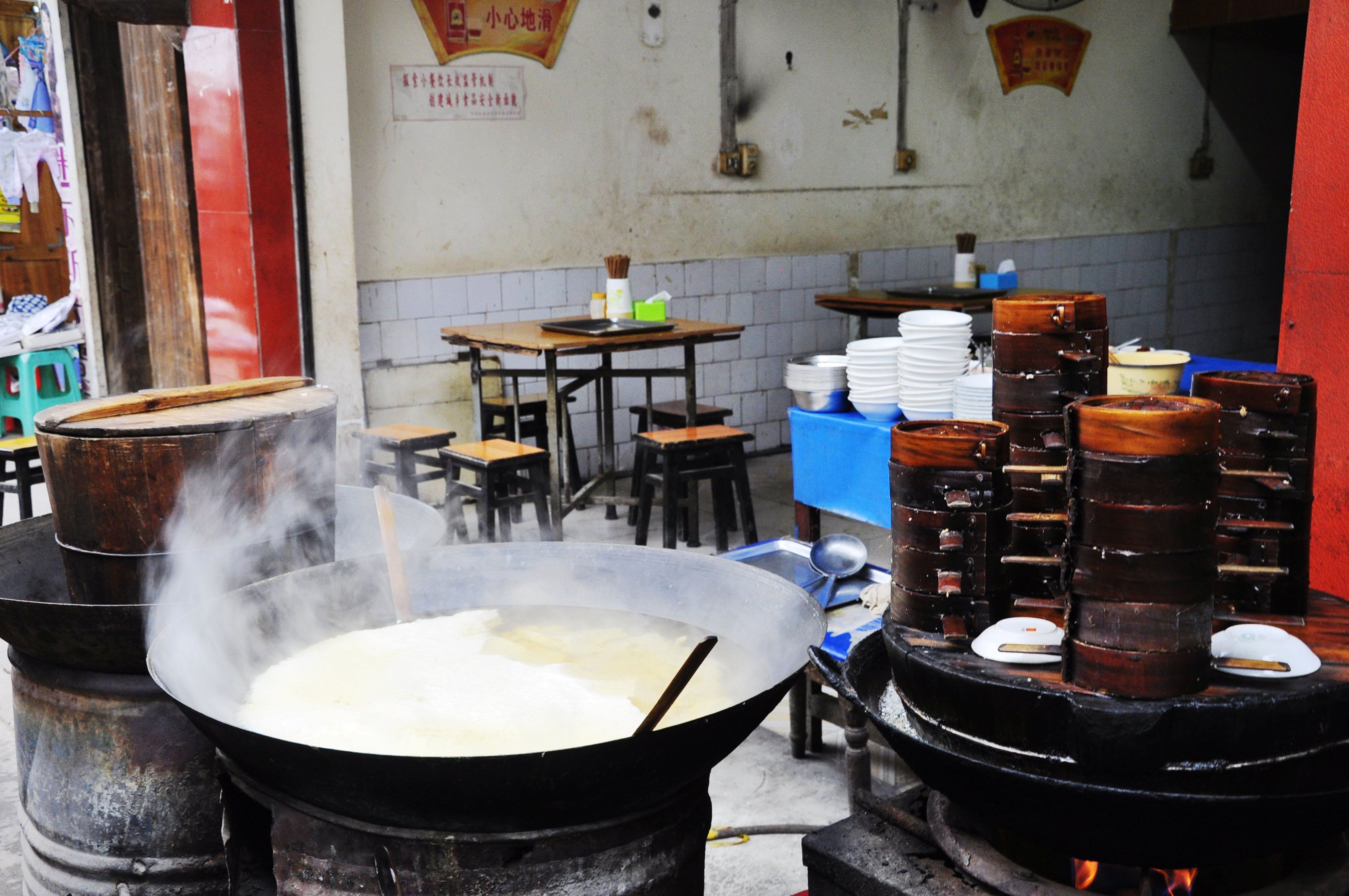 牛佛烘肘吃出梁山好汉的气魄