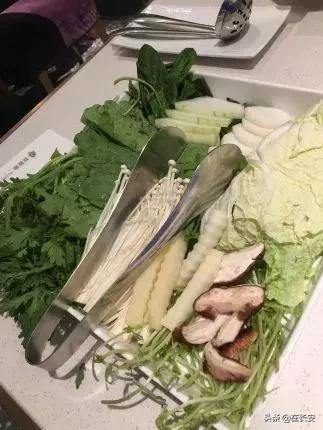 小火锅锅底有六种口味满足你,一桌小火锅