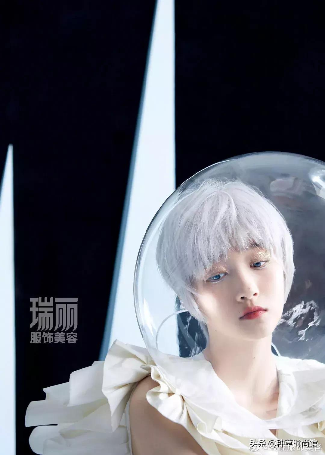 关晓彤素颜自拍与鹿晗撞脸,关晓彤为鹿晗庆生后芭比造型亮相