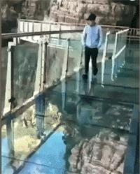 雨天开车后车镜有水咋办,开车雨刷坏了怎么处理