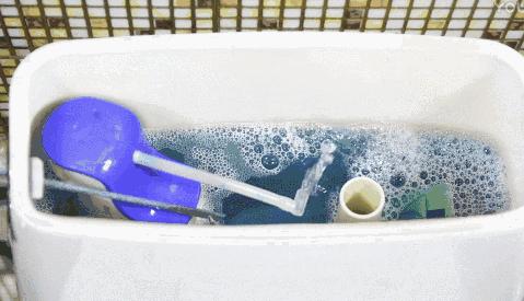 洁厕灵清洗马桶顽固污垢,用什么洁厕可以去除马桶陈年污垢