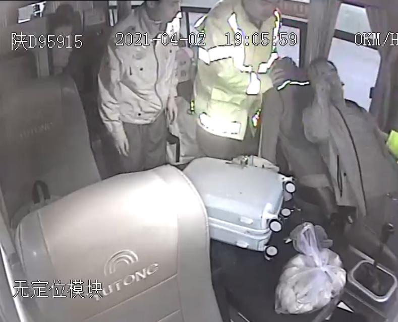 司机突发脑溢血车辆撞树施救者,驾驶途中突发脑溢血