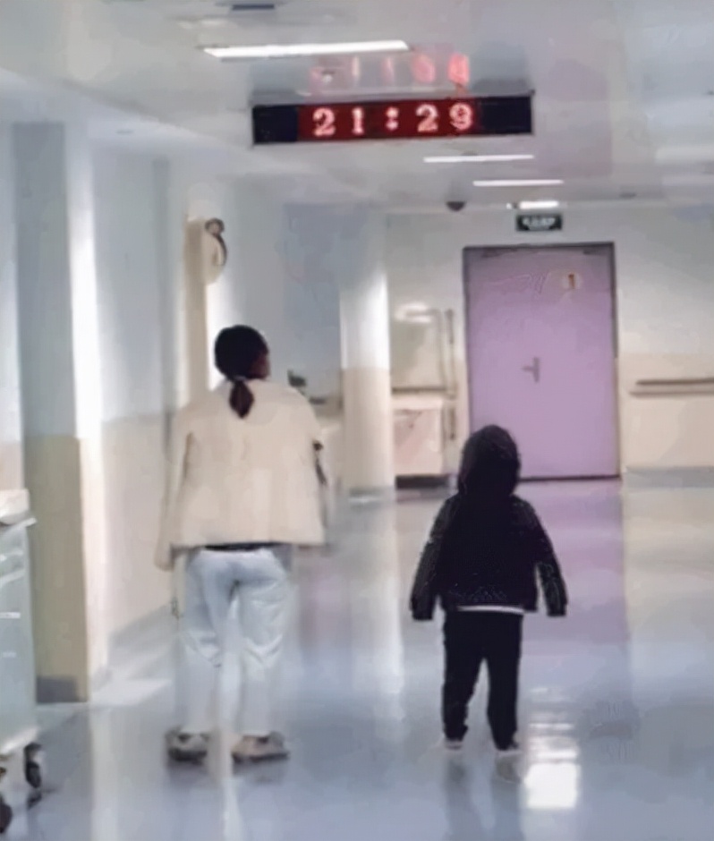 妈妈刚生完宝宝女儿痛哭,当妈妈生二胎后大女儿大哭瞬间