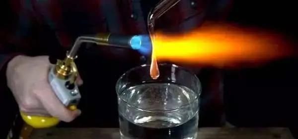 神奇的“蝌蚪”,被*弹子**击中碎的是*弹子**,手指一捏却瞬间爆裂