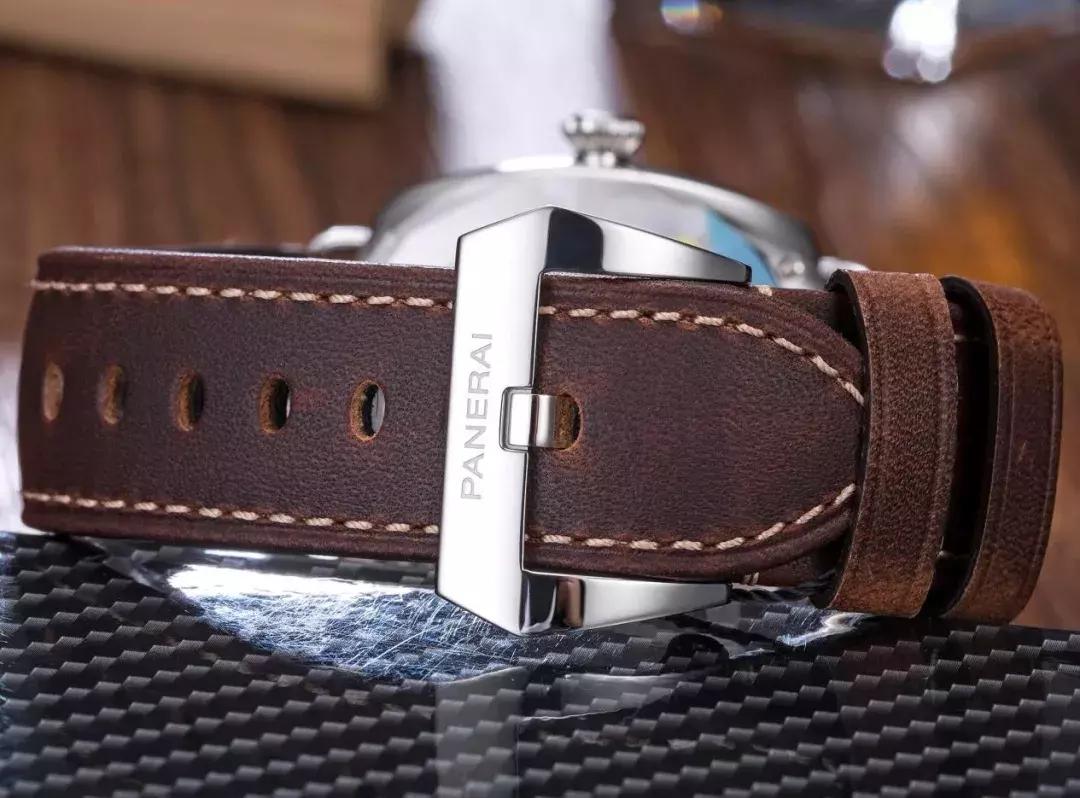 夜店戴表三要素：荧光要亮、万元以上且耐碰撞