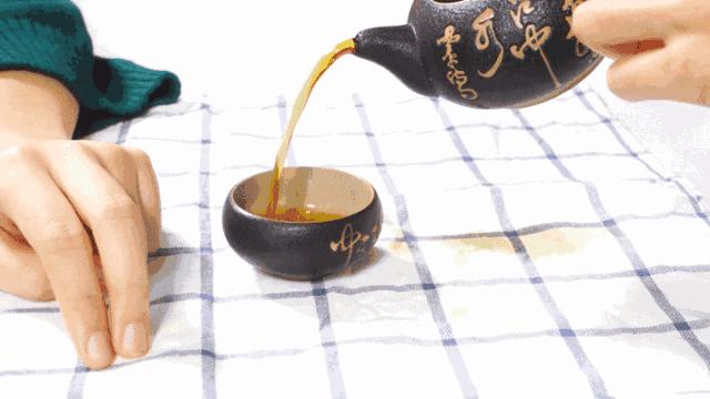 别人倒茶要敲两下还是三下,别人给倒茶为什么要敲桌子几下