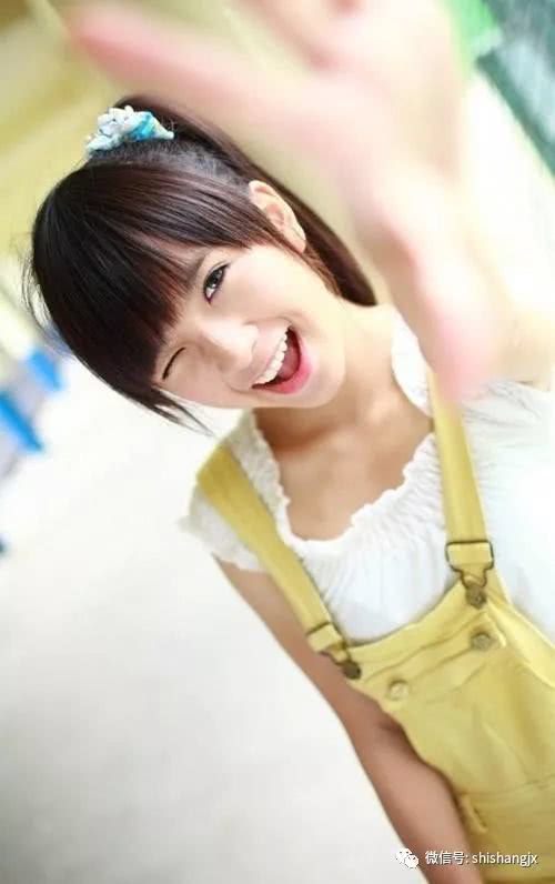 中等直发半披发型减龄俏皮,直发怎么扎显得俏皮可爱