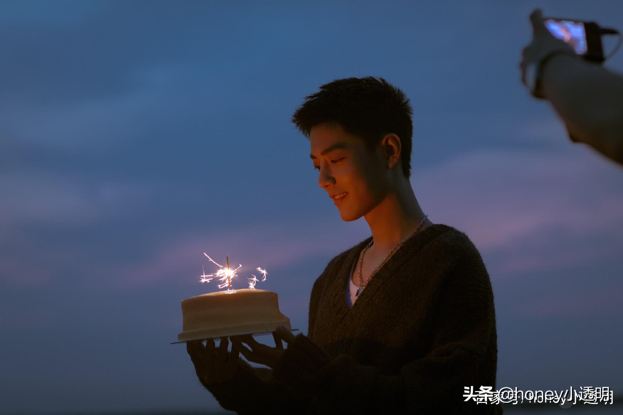 肖战“登”世界第一高楼!品牌斥资跨国直播,网友全程观看被震撼