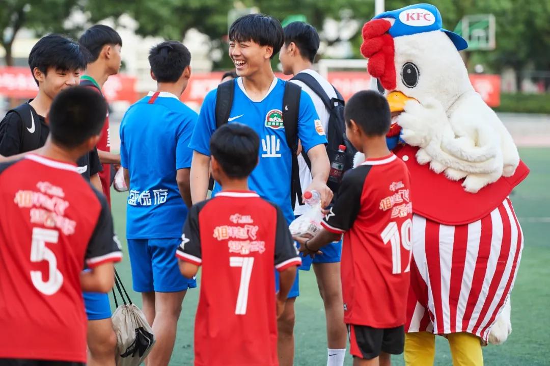 小小的足球装着美好的童年和梦想,小小足球承载着孩子的欢乐与梦想