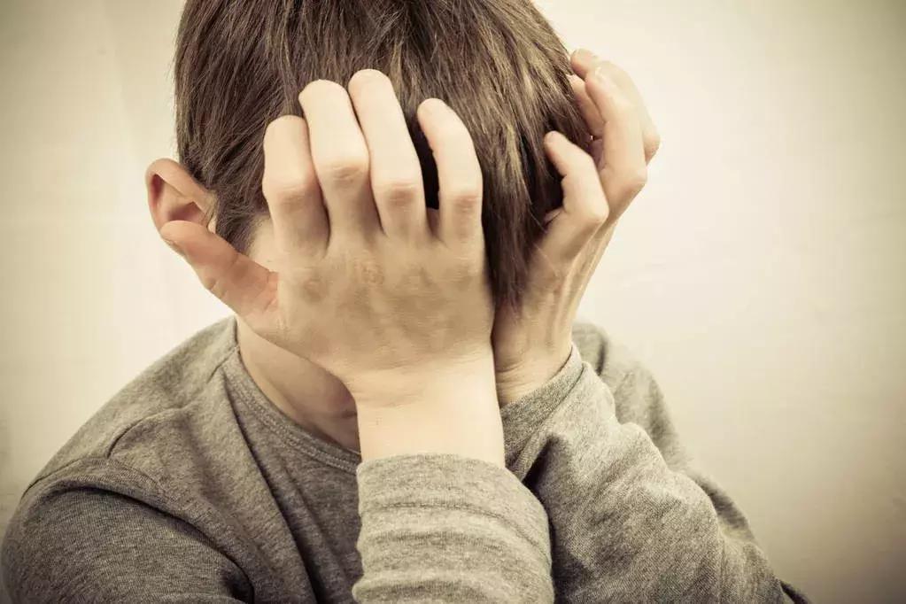 15岁少年强奸7岁女童后推下25楼，其父：孩子我不管！