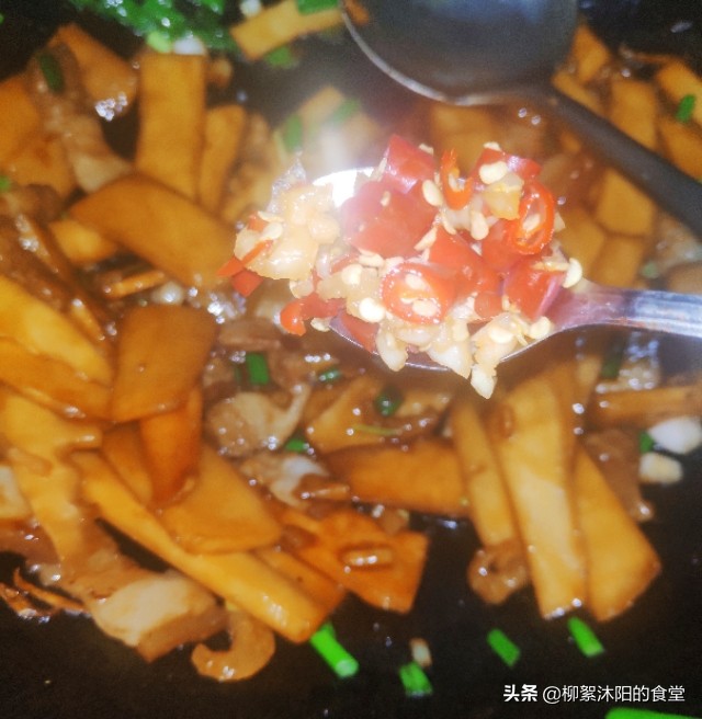 酸笋炒什么最下饭好吃,酸笋炒什么好吃一点