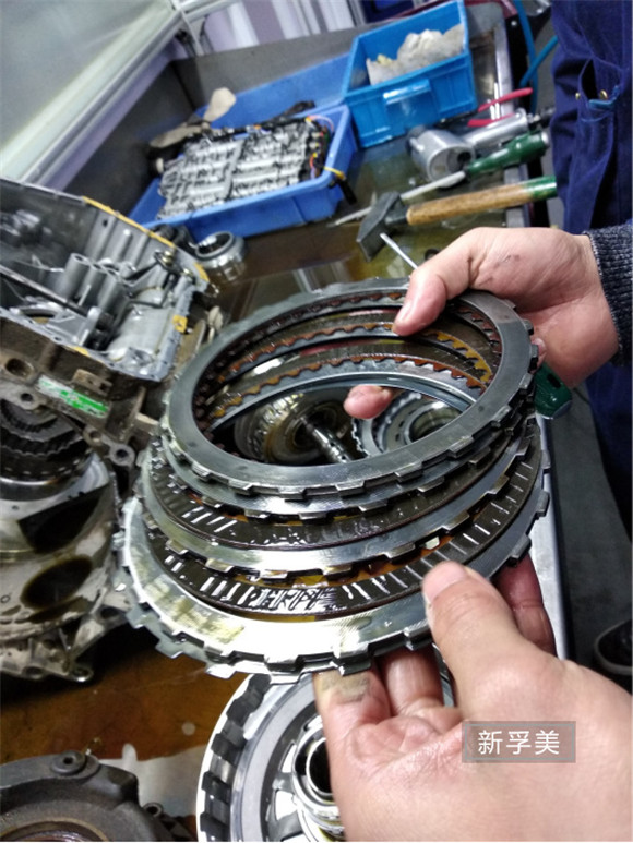 奥迪q3变速箱渗油维修多少钱,奥迪a4l起步变速箱打滑