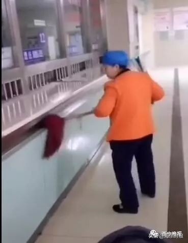 不忍直视！青海这家医院竟然拿拖布擦柜台