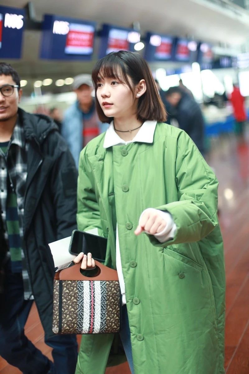段奥娟蓝色衣服,段奥娟机场绿衣