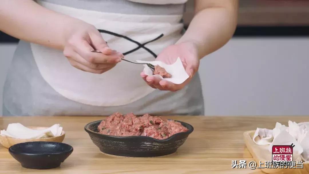 馄饨怎么包才漂亮而且要简单的,馄饨别煮着吃了教你个特色吃法