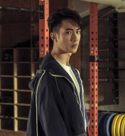 留了胡子反而更帅的男星,刮掉胡子帅到爆的男星