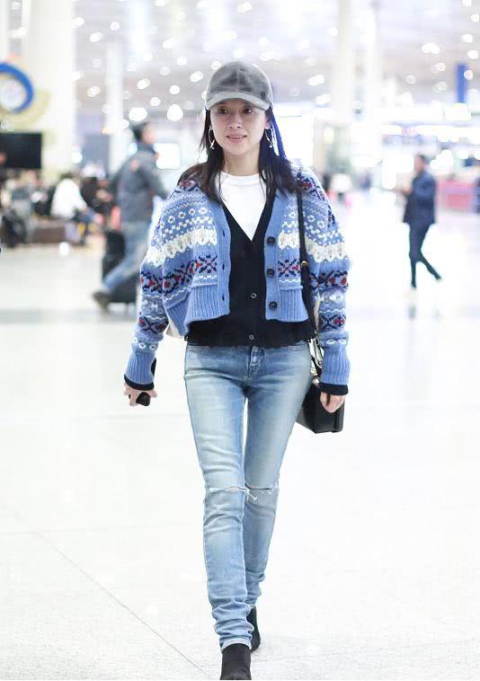 董洁皮毛一体外套,董洁蓝色光滑亮丽的外套