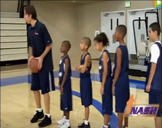 易建联大踏一步起飞双手暴扣,大个子很难防的过人