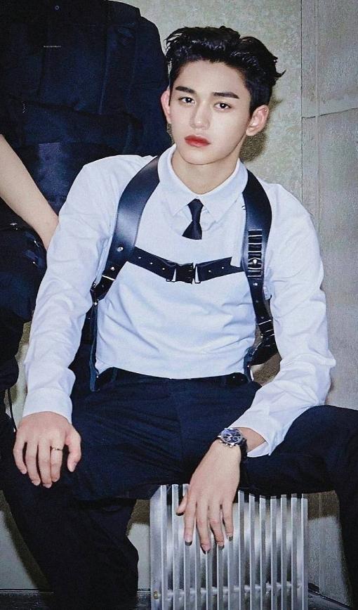 威神v删burberry相关，糊咖唯一资源没了，还被说立人设