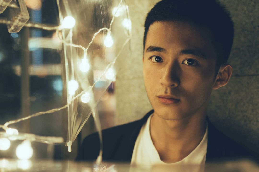 大学毕业生发传单,被精英男*养包**!