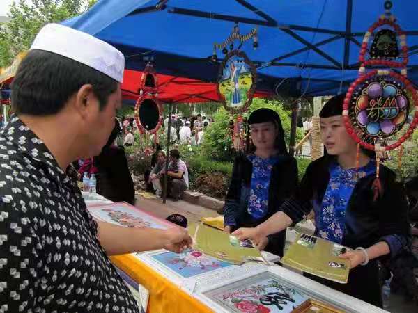 撒拉族服装简介,民族服饰撒拉装